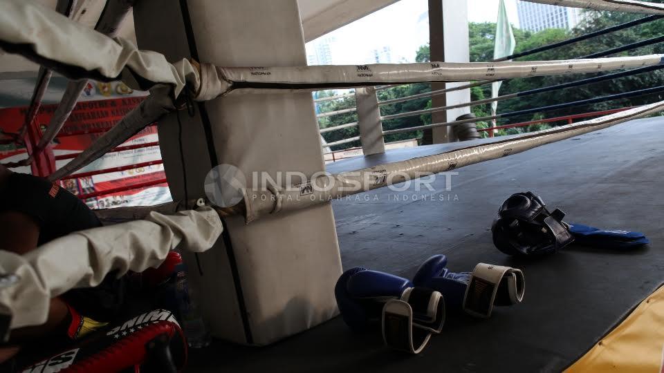 Alat-alat perlengkapan atlet sebelum melakukan latihan.